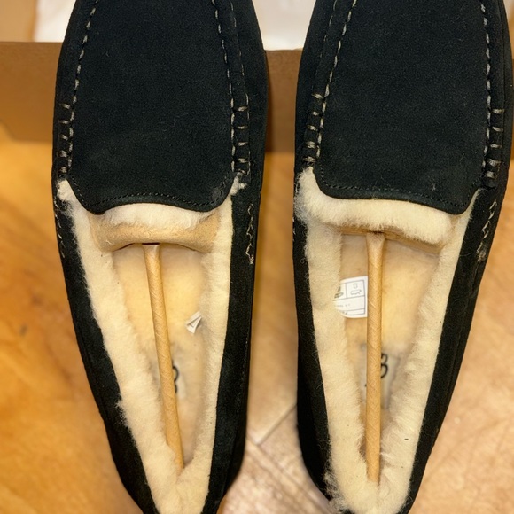 Hello, it is a men's shoe, size 11, new, never used, from the ugg brand. - Picture 7 of 11